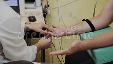男医生用医疗器械检查病人。